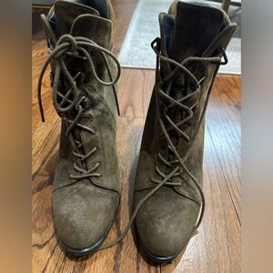 Stuart Weitzman sz 11 green suede heeled booties